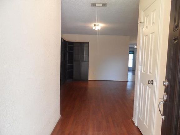 4th image of 525 Louise St