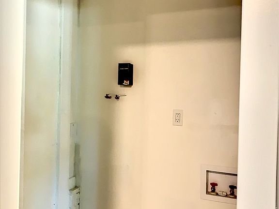 4th image of 1060 Mayfair St