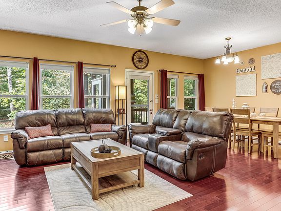 3rd image of 214 Daleyuhski Ln