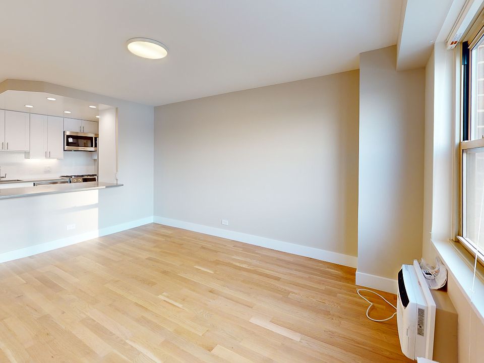 1st image of 310 Greenwich St APT 20G
