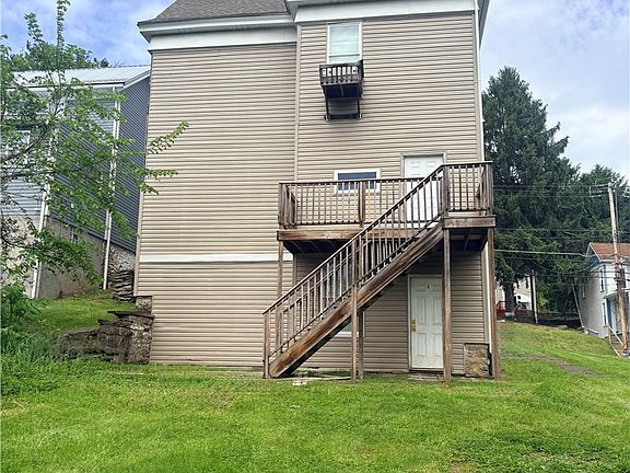 3rd image of 131 Spring St