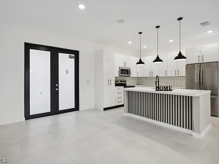 1310 Jefferson Ave — Photo 3