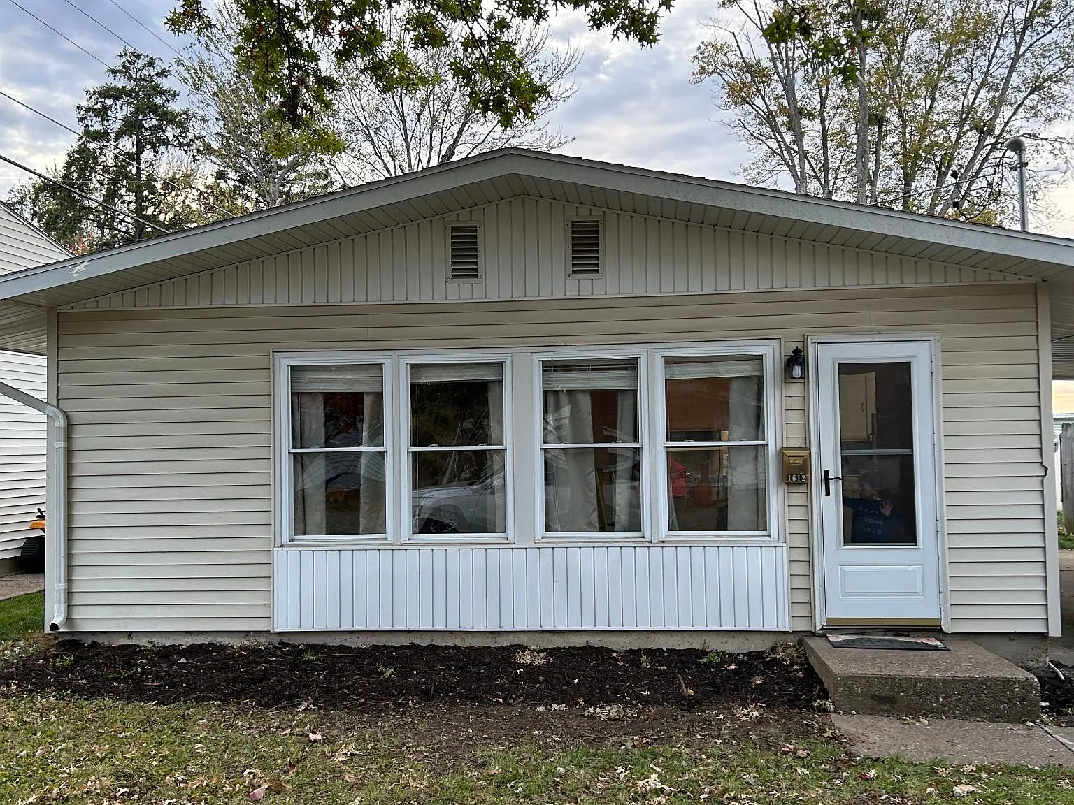 3 bed, 1100 sqft, $1,100 — Photo 2