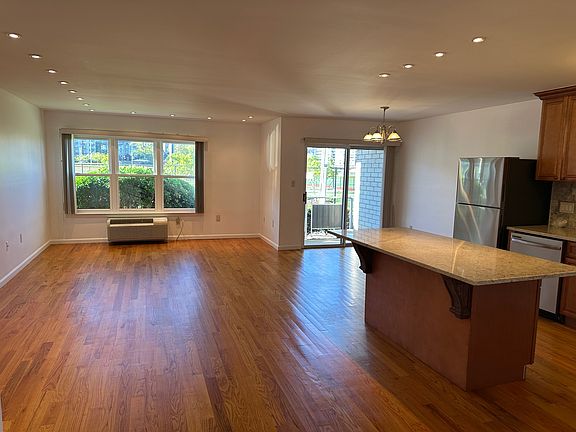 3rd image of 1111 River Rd APT D5