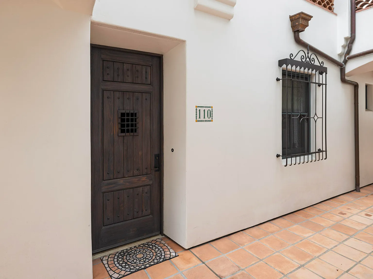 1 bed, 1.0 bath, 932 sqft, $6,000 — Photo 2