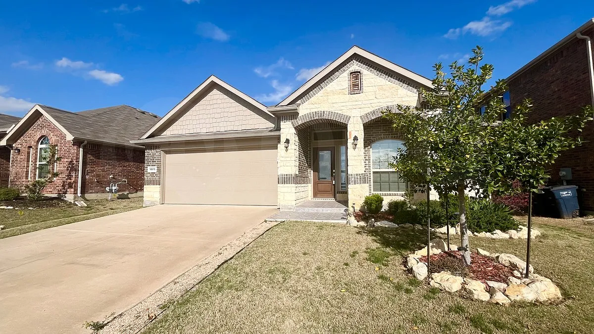 4 bed, 2.0 bath, 2063 sqft, $2,325 — Photo 3