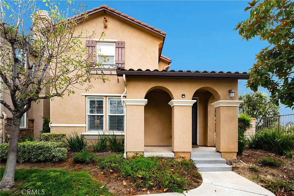 4 bed, 2.5 bath, 2581 sqft, $4,300 — Photo 1