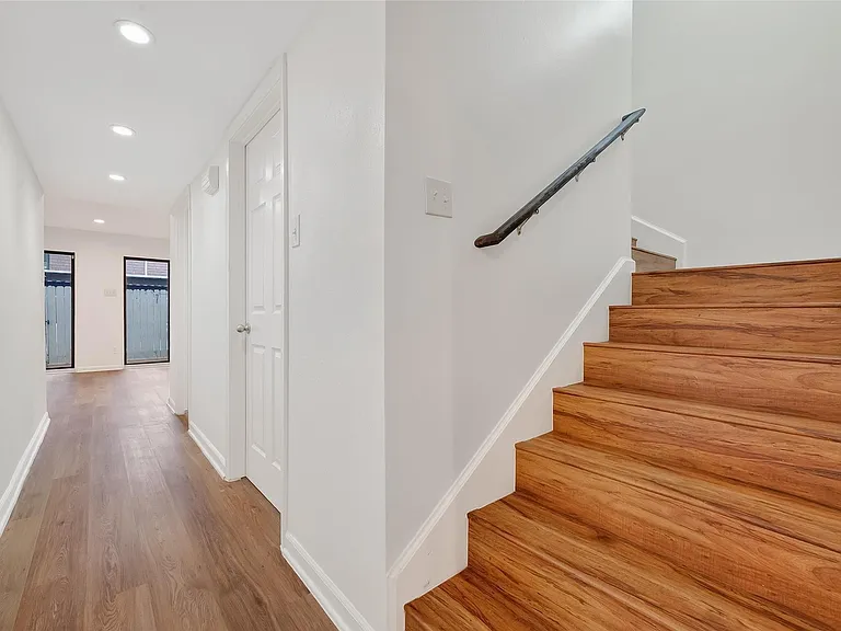 500 N Post Oak Ln — Photo 24
