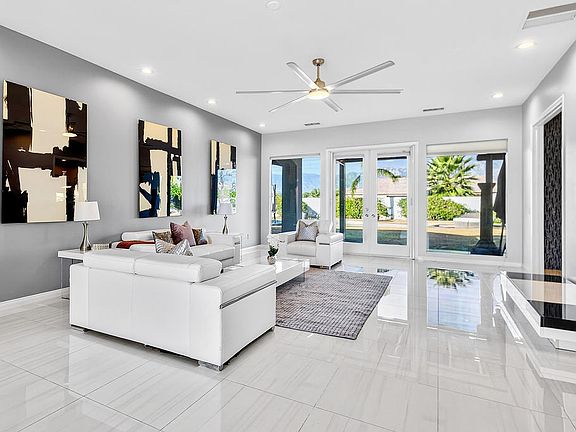 GREAT ROOM HAS POOL VIEW