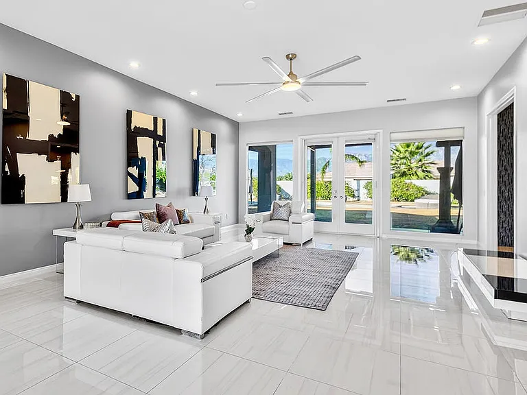 GREAT ROOM HAS POOL VIEW