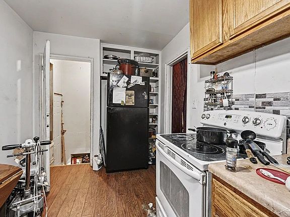 4th image of 16192 Fenton St