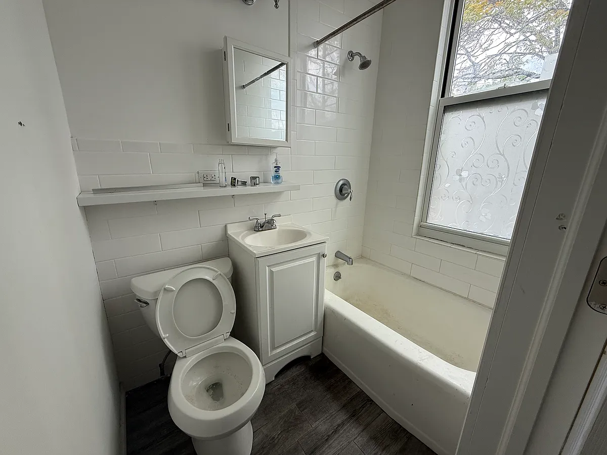 Building Photo - 559 Hudson Ave #3R