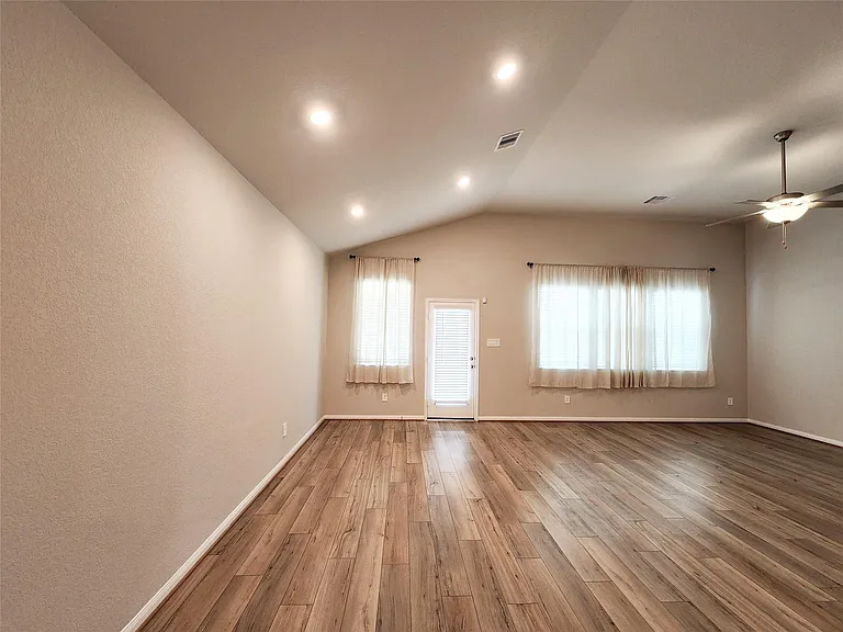 10714 Cliffs View Dr — Photo 9