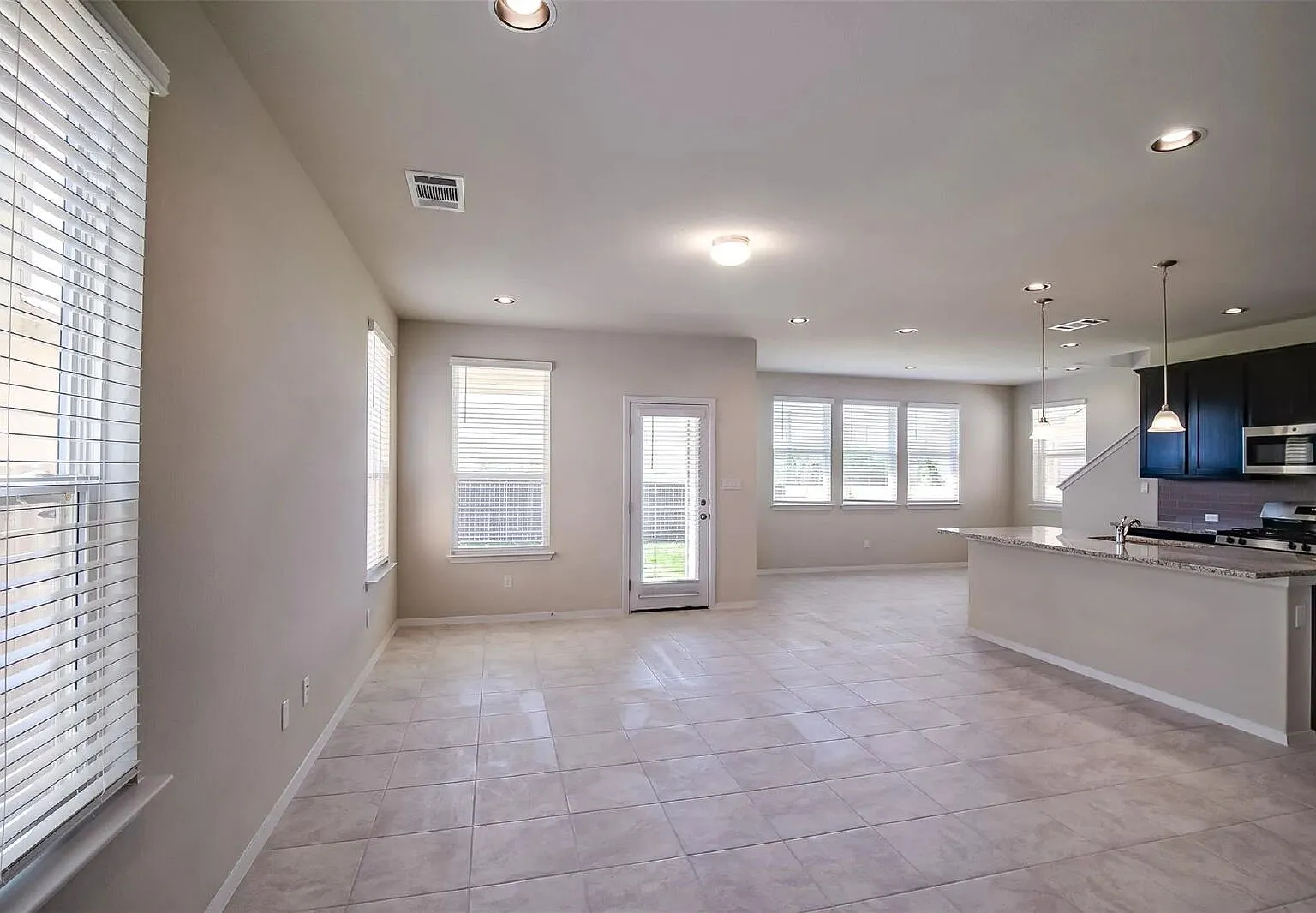 3 bed, 2.5 bath, 1668 sqft, $1,799 — Photo 4