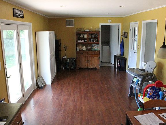 3rd image of 1830 Country Dr