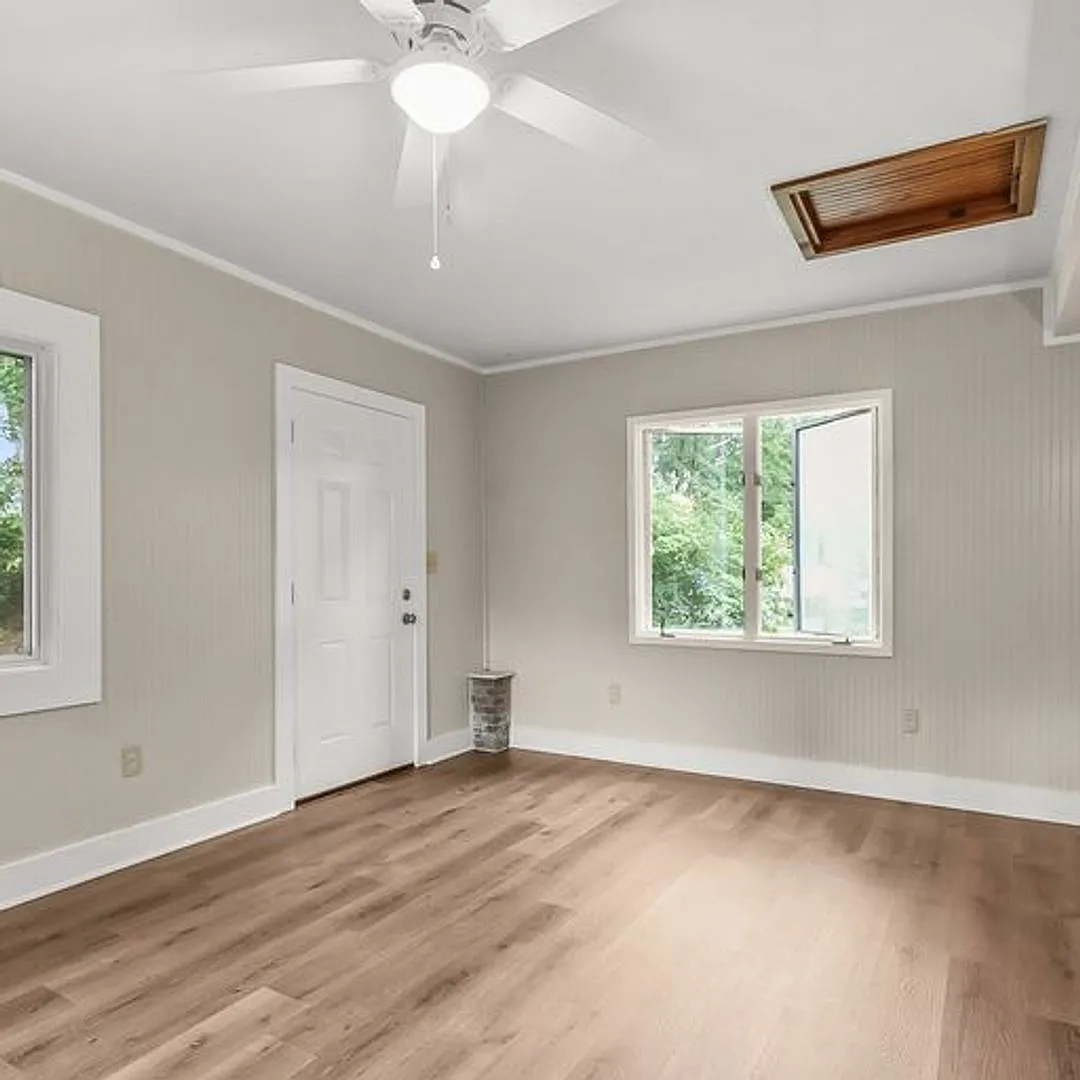 Beautiful 3 Bed 2 Bath Home! Available Fall 2026! — Photo 4