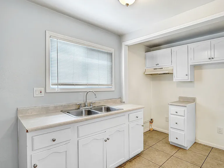 7411 S Figueroa St #6 — Photo 4