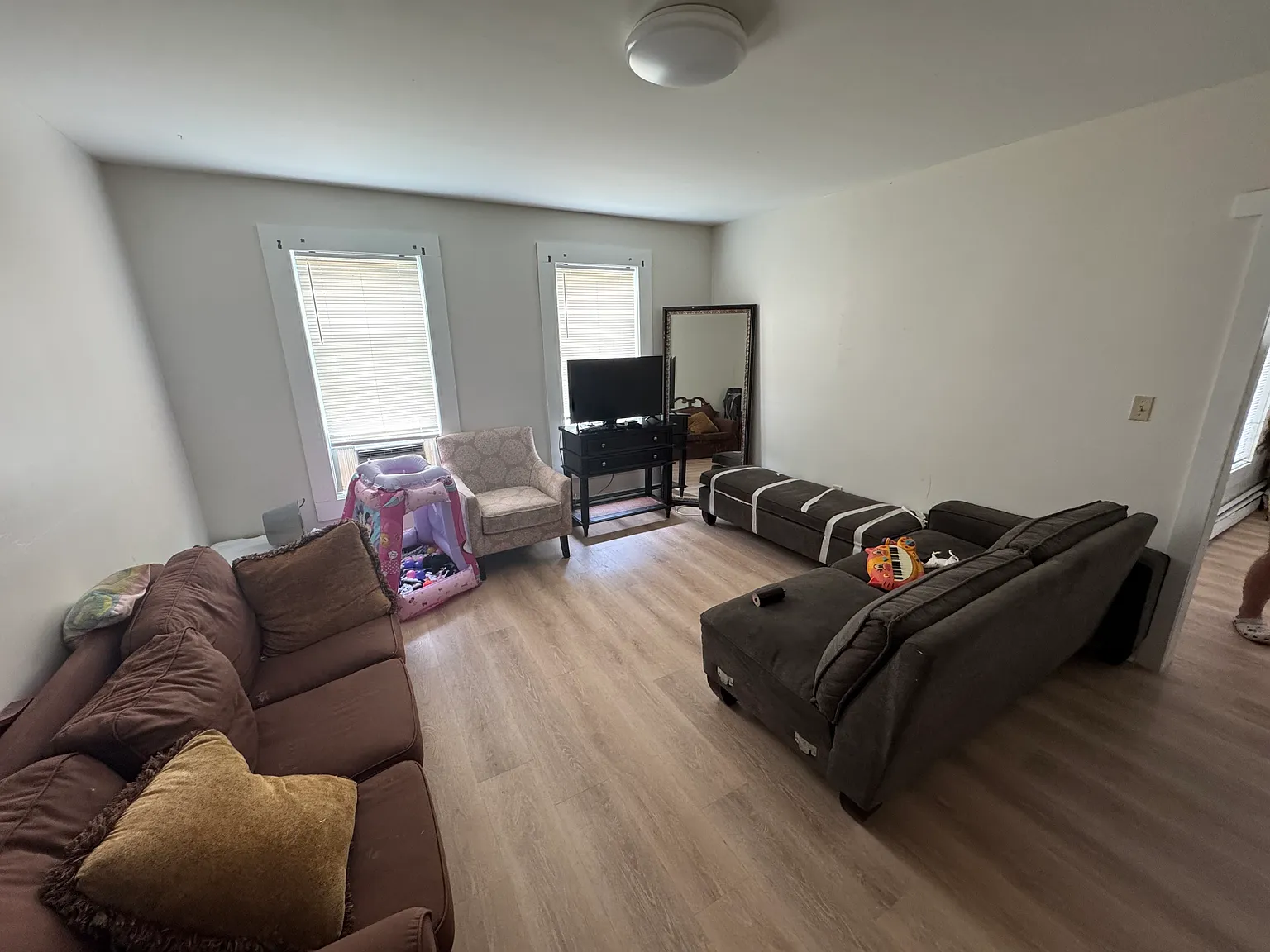 3 bed, 1100 sqft, $2,100 — Photo 4