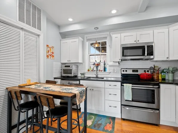 662 Saratoga St #2B, Boston, MA 02128