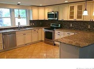 694 Vauxhall St Ext, Waterford, CT 06385