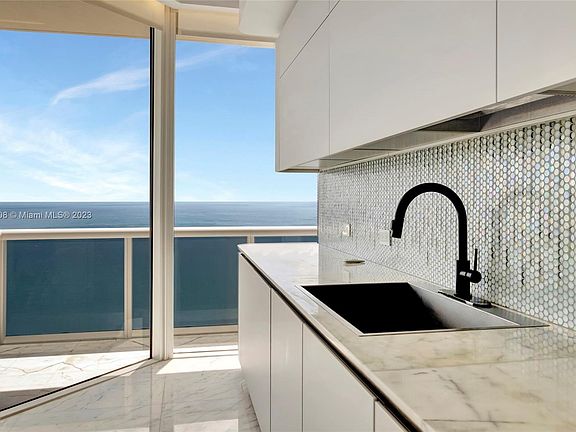 5th image of 4779 Collins Ave #Penthouse 4201