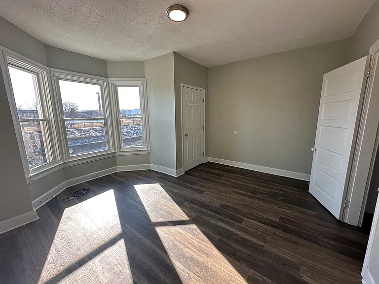 137 Stevens Ave — Photo 11