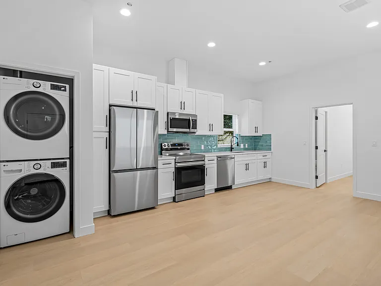 131 Diana St #13 — Photo 9