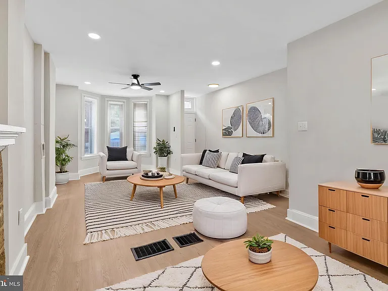 35 E Collom St — Photo 1
