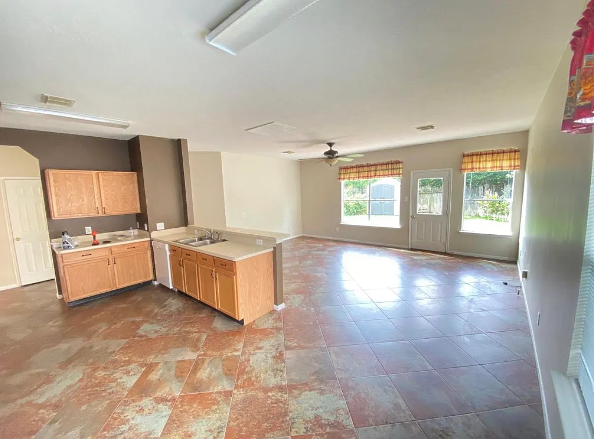 4 bed, 2.5 bath, 2733 sqft, $2,350 — Photo 3