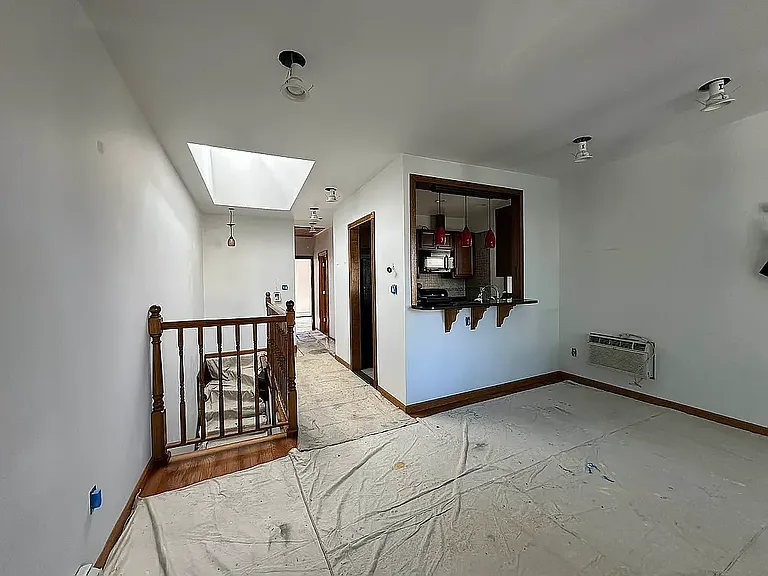 107 E 4th St #2 — Photo 1