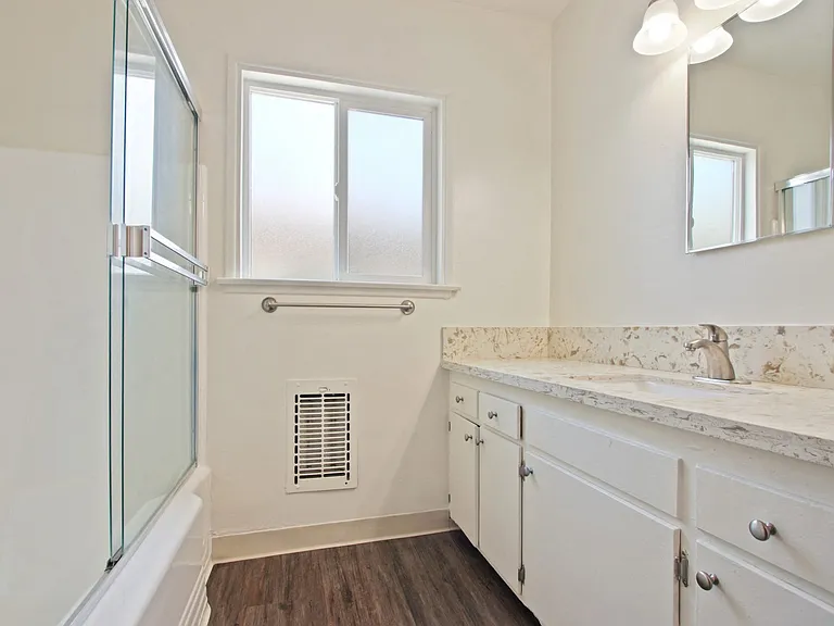 12224-34 Chandler Blvd — Photo 29