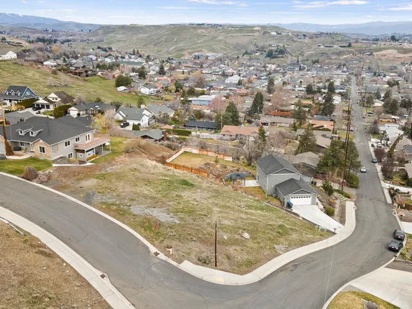 110 S 10th St, Selah, WA 98942