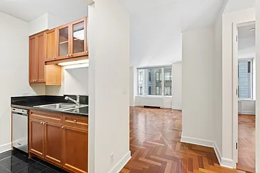 220 Riverside Boulevard, #8P