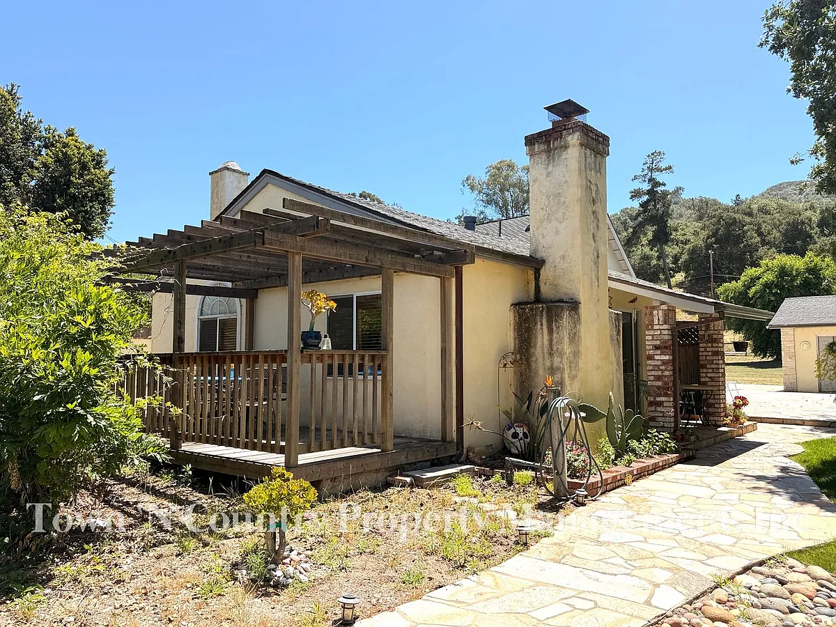 Building Photo - 262 San Benancio Rd