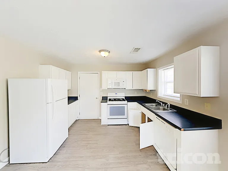 936 Edgewood Ln — Photo 6