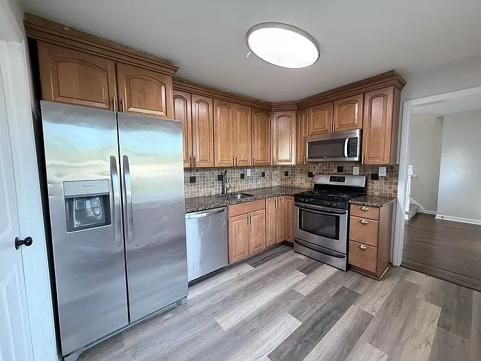 40 Eisenhower Dr — Photo 7