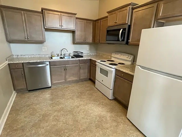 303 Pinewood Dr — Photo 7