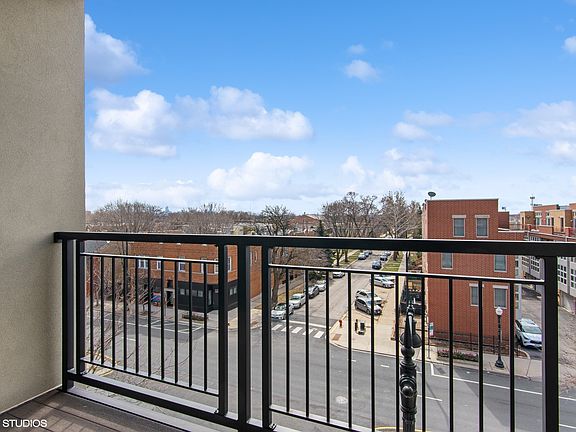 5th image of 3332 W Irving Park Rd #4