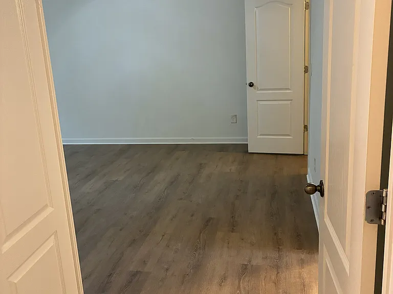Huge Master bedroom with 2 Walk-in closet