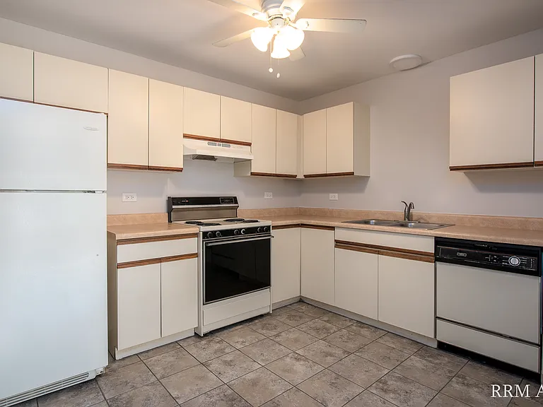 Pioneer Court Apartments — Photo 6