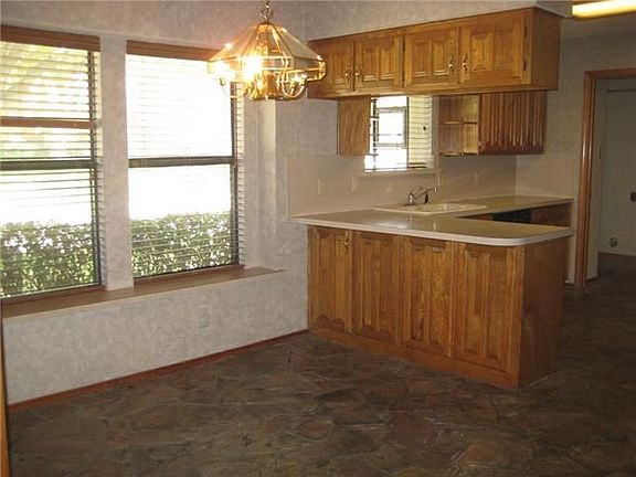 5th image of 3305 Thorn Hill Dr