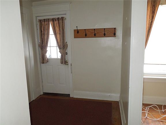 5th image of 215 Gibson St