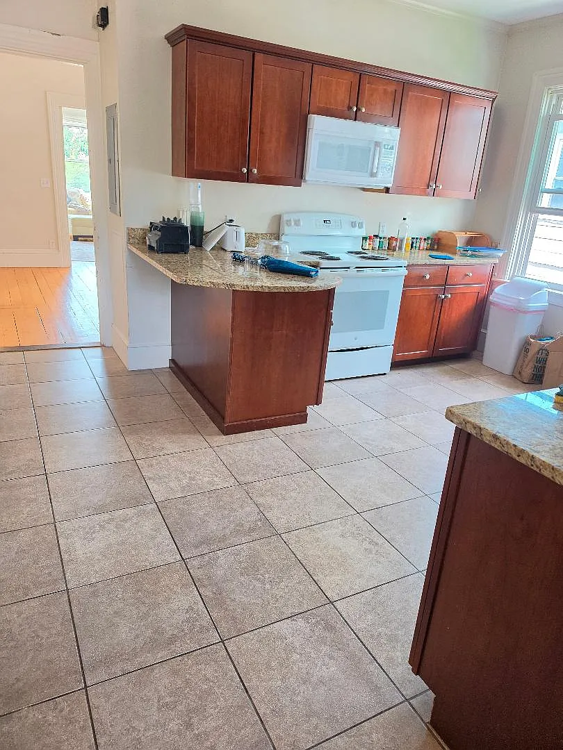 6 bed, 3000 sqft, $5,550 — Photo 2