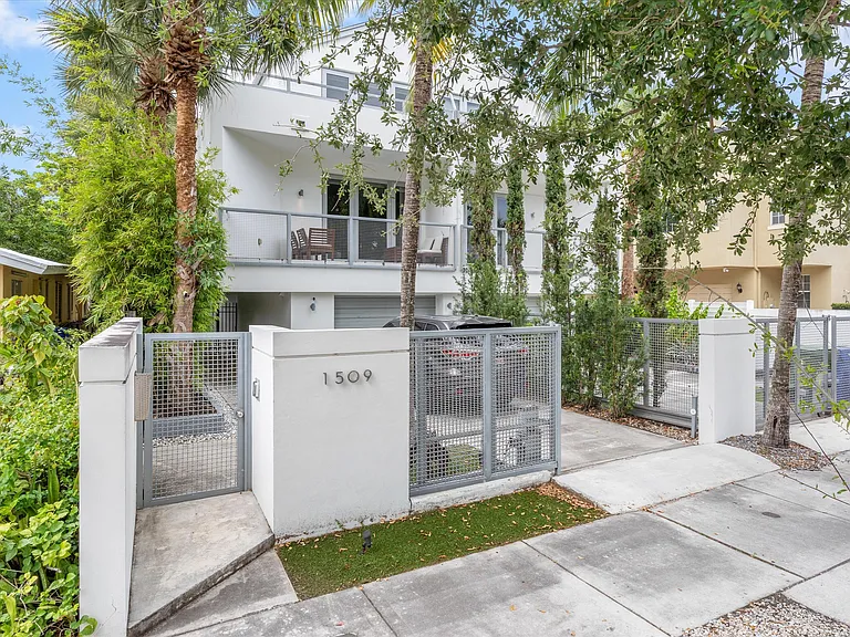 1509 NE 4th Pl — Photo 25