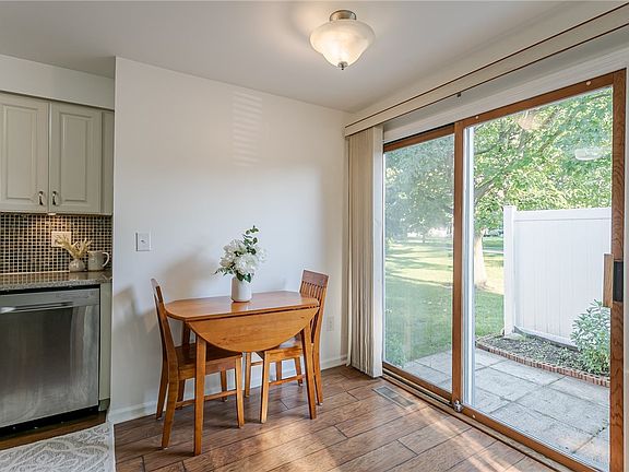 5th image of 28 Ashwood Ln