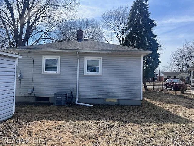 22841 E Thirteen Mile Rd — Photo 14