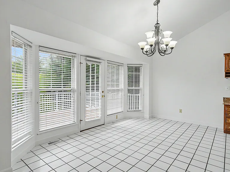 102 Lexington Ln — Photo 11