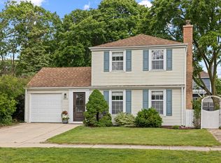 1013 Garner Ave, Wheaton, IL 60187