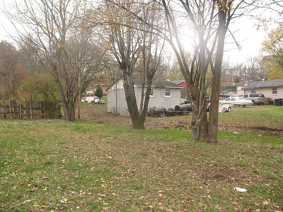 1/4 view of left side of back yard