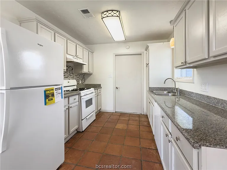 3003 Highwood Ln — Photo 7